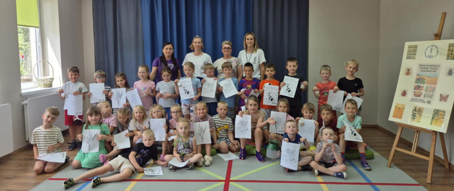 grupa dzieci wraz z opiekunami i pracownicami inspekcji
