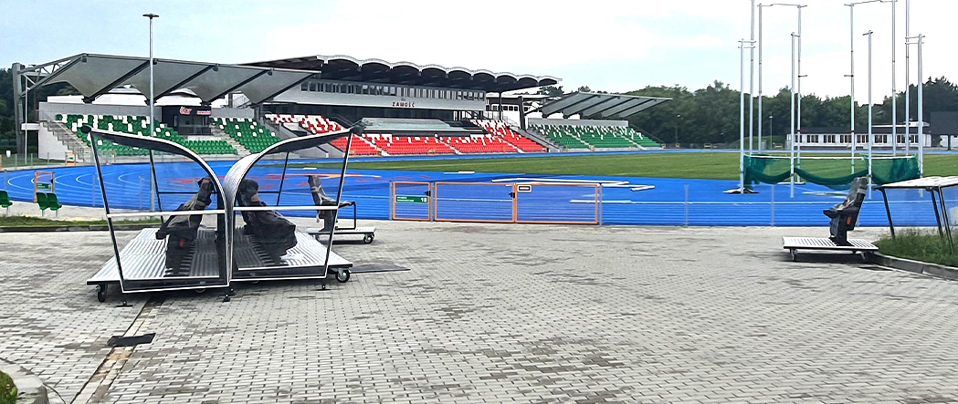 Na zdjęciu widać zadaszone trybuny dla widzów i trybunę honorową, bieżnię oraz boisko.