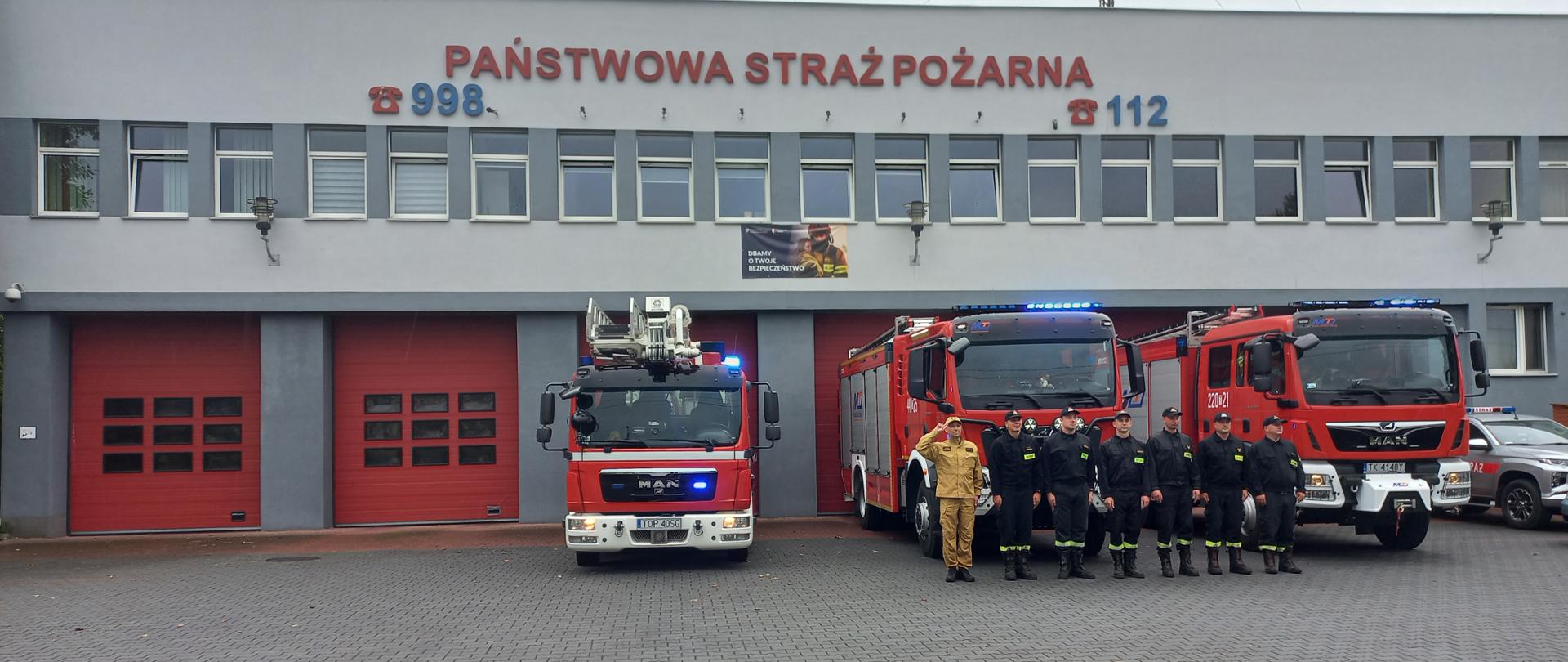 Na zdjęciu widać strażaków PSP salutujących w celu upamiętnienia rocznicy 79 Powstania Warszawskiego.