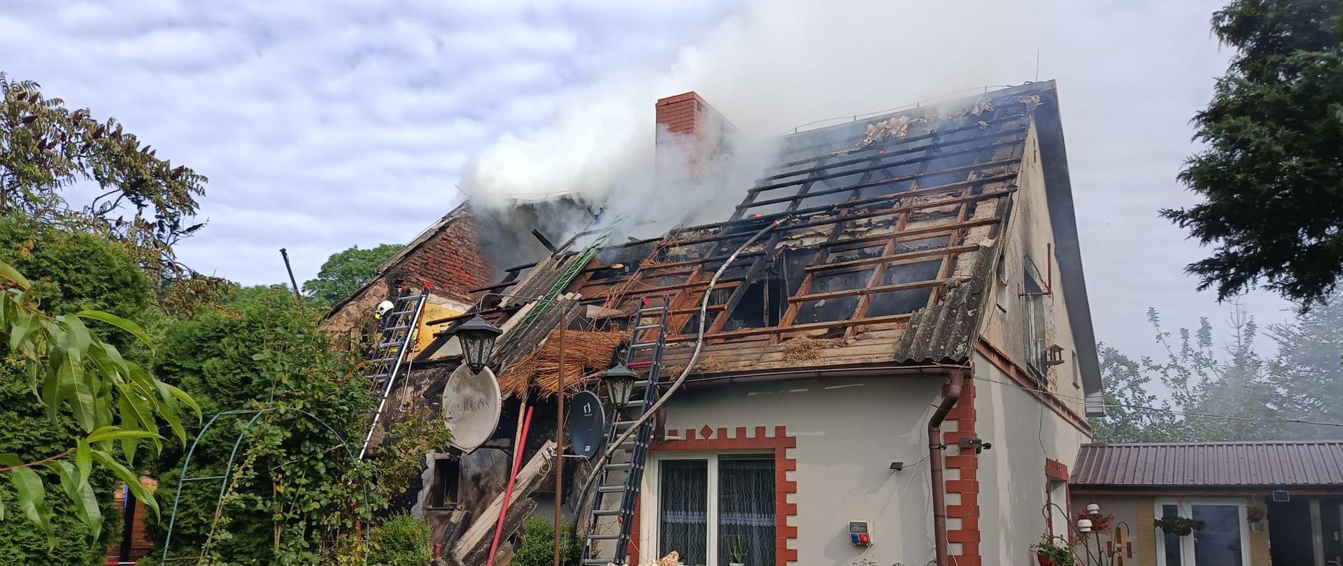 Zdjęcie przedstawia spalony budynek mieszkalny dwurodzinny