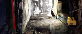 Na zdjęciu znajduje się spalone pomieszczenie.