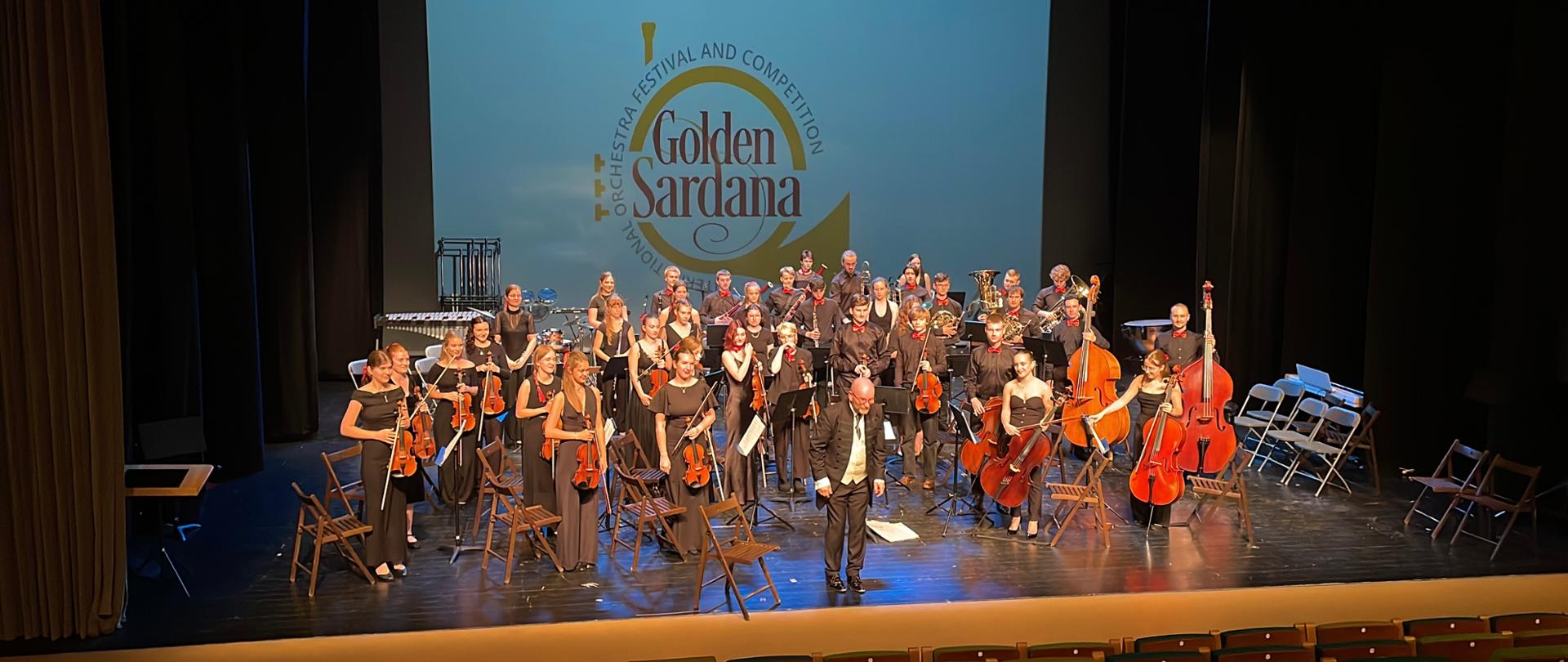 zdjęcie orkiestry szkolnej na scenie festiwalu