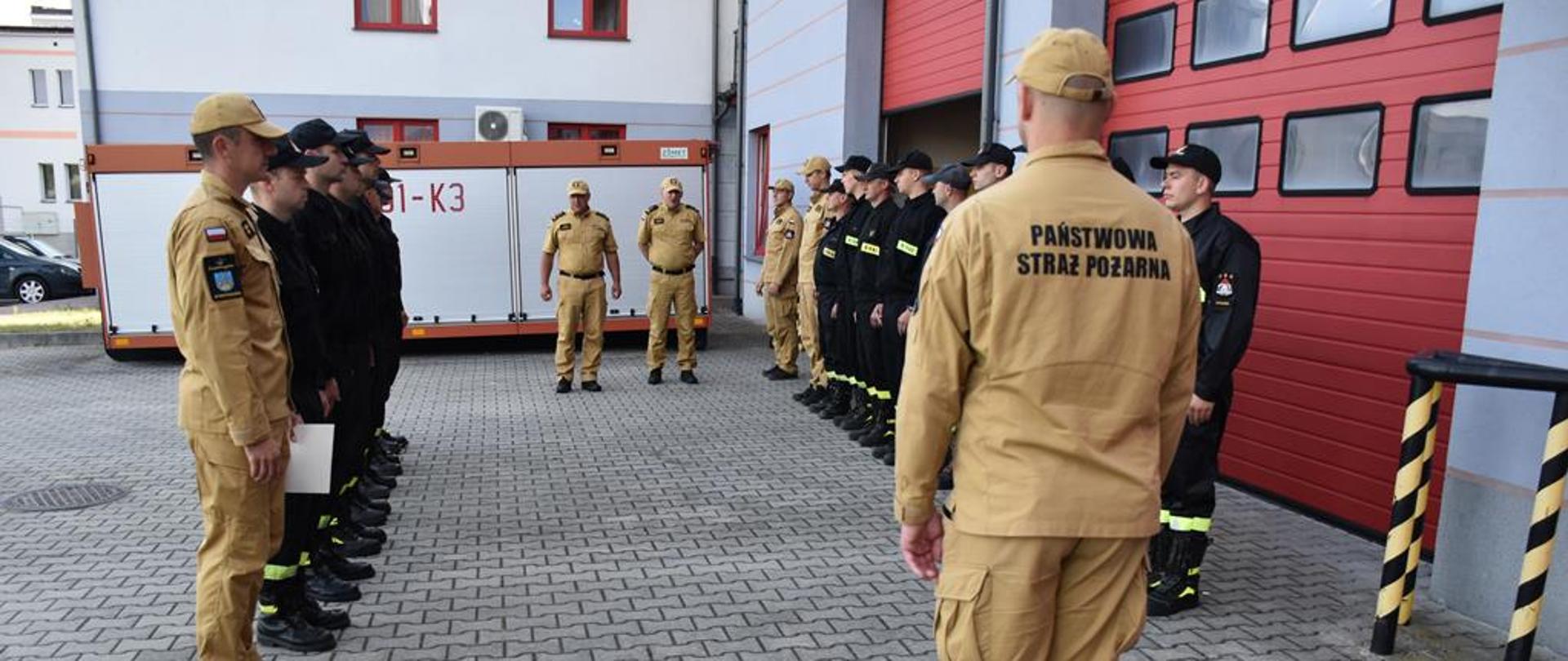 Oficjalna zmiana służby - nagroda dla funkcjonariusza z KP PSP Staszów