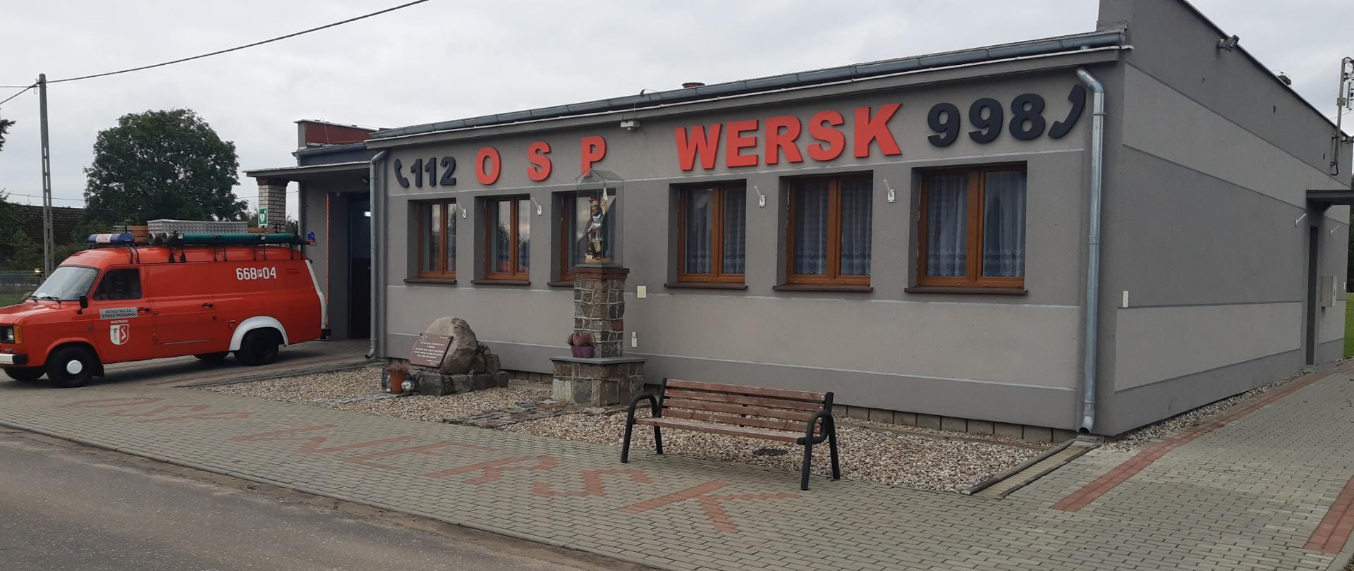 Widok remizy z pojazdem