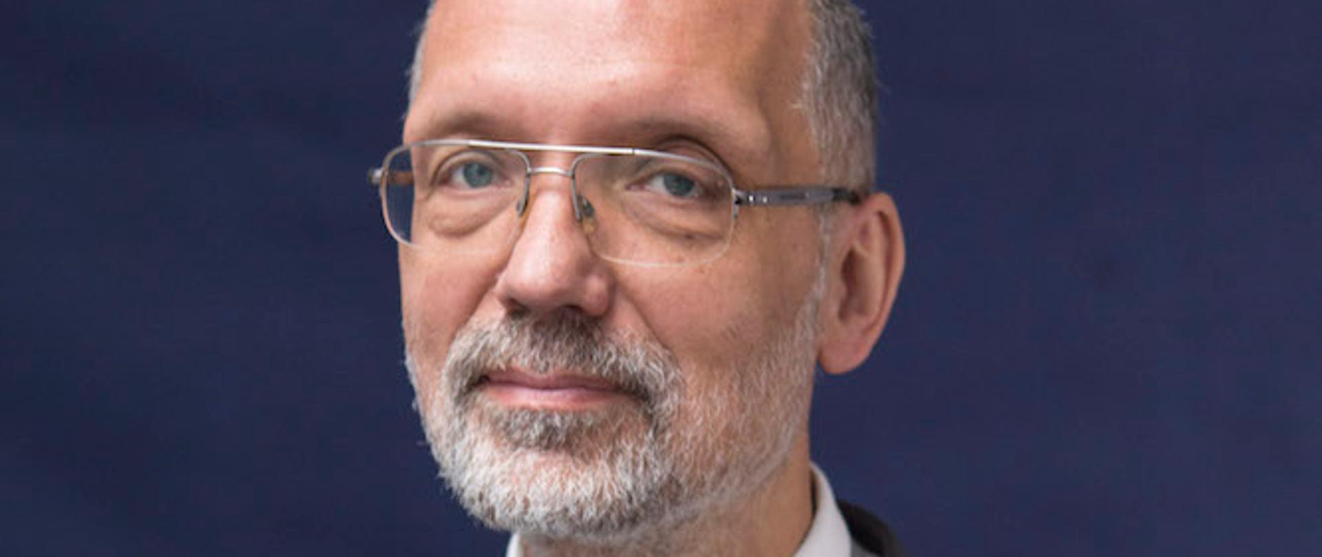 Prof. Andrzej NOWAK - Historiador, sovietólogo. Profesor de la Universidad Jagellónica, profesor titular del Instituto de Historia de PAN. Ganador del Premio Lech Kaczyński, Caballero de la Orden del Águila Blanca.
