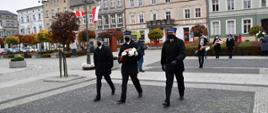 Złożenie kwiatów przez funkcjonariuszy KP PSP w Kępnie.
