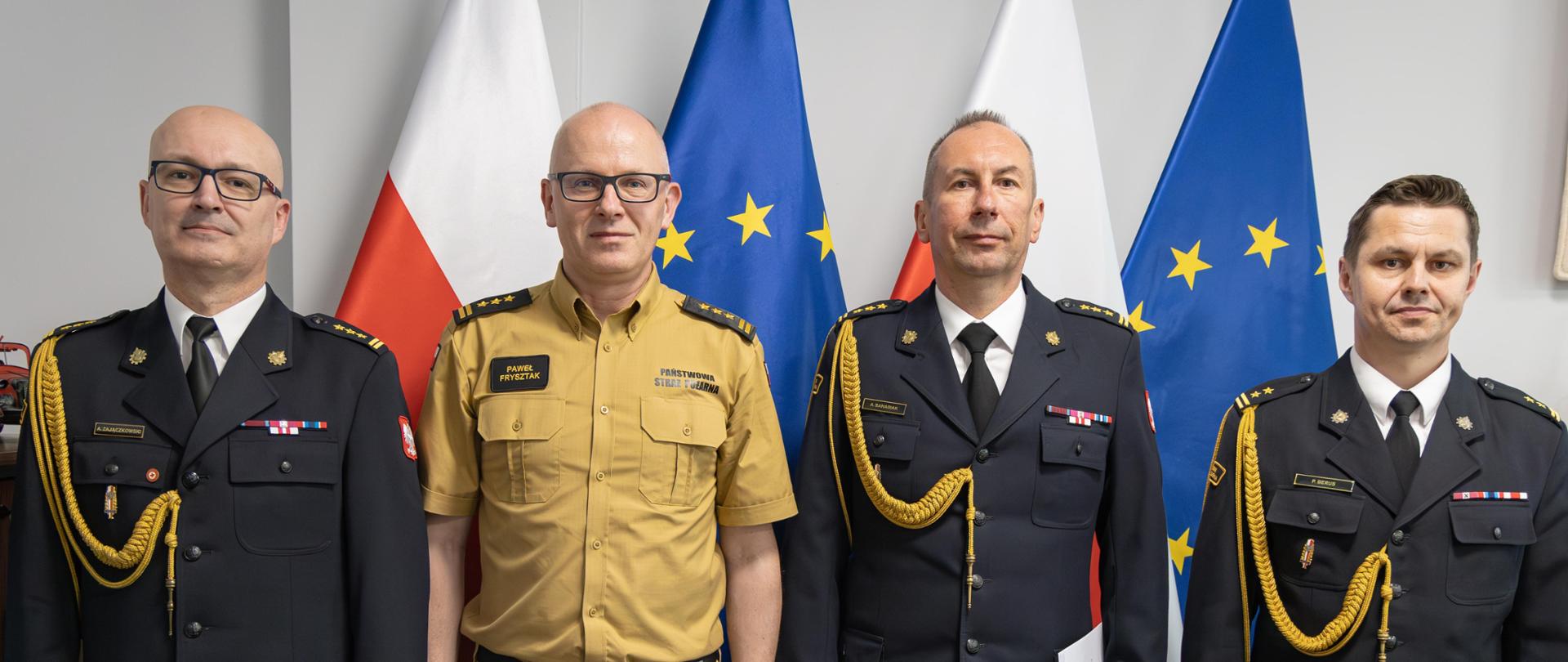 Zdjęcie grupowe 4 oficerów straży pożarnej