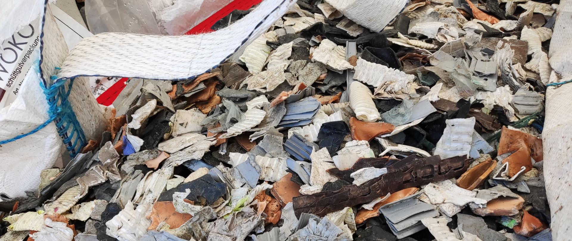 Na zdjęciu widać odpady znajdujące się w workach 