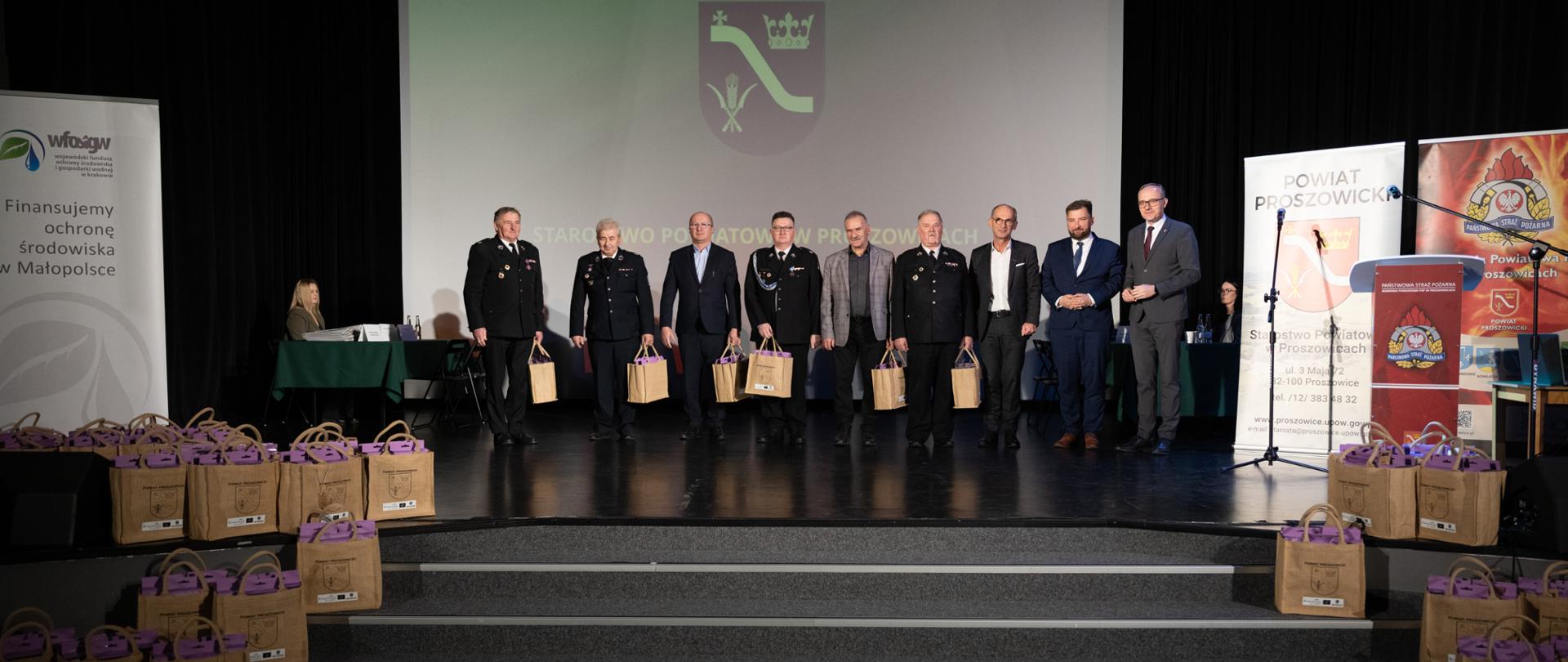 Goście pozują do zdjęcia