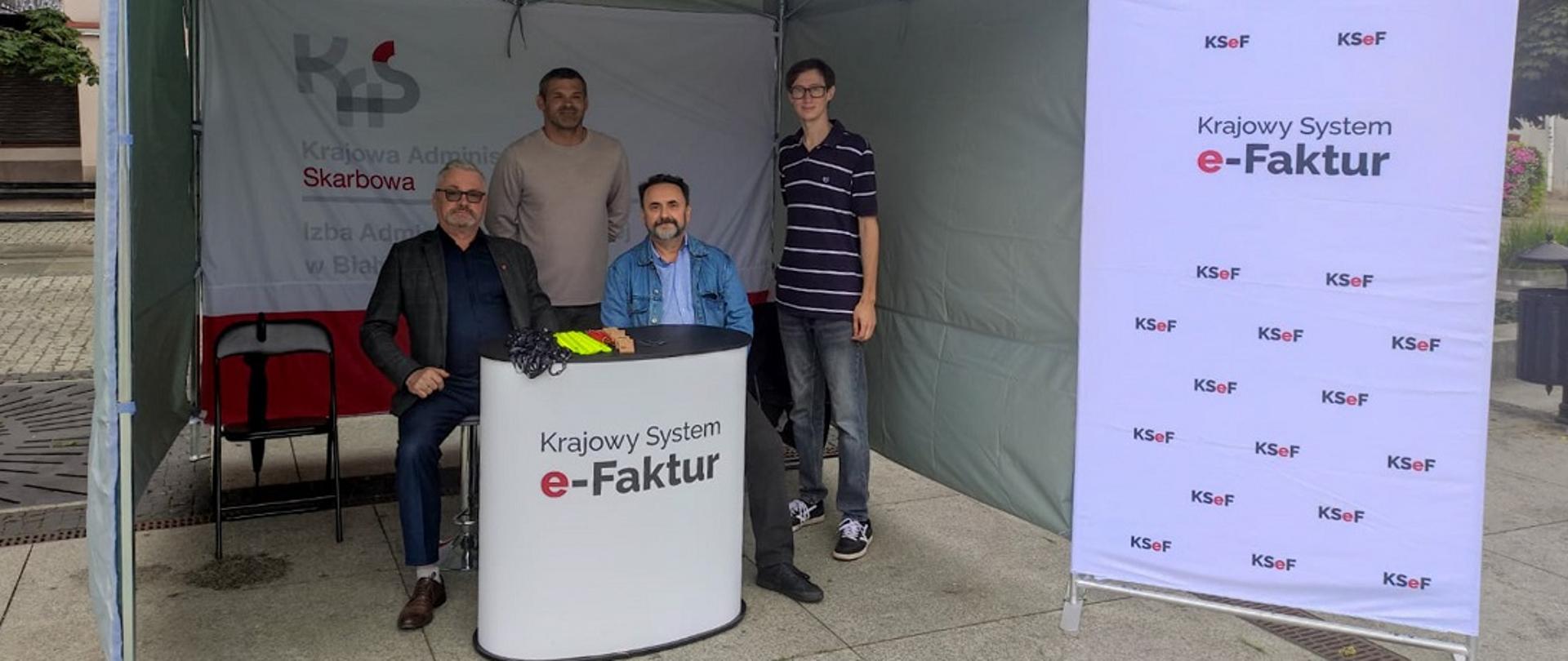 Przedstawiciele Urzędu Skarbowego w Łomży na stoisku promocyjnym KSeF podczas Jarmarku "Zasmakuj w Łomży"