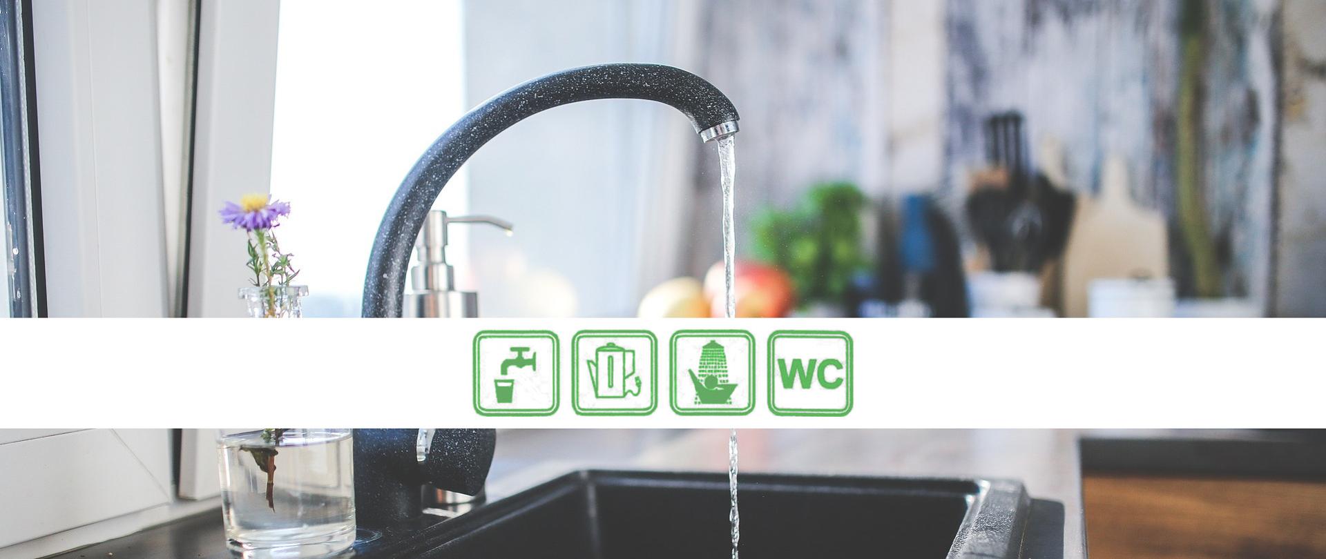 Zlewozmywak, kran z wodą. Piktogramy informujące, że: woda jest zdatna do celów konsumpcyjnych i na potrzeby gospodarcze (tj. do picia, przygotowania posiłków, potraw, do mycia i płukania warzyw oraz owoców, do produkcji żywności, mycia naczyń i powierzchni mających kontakt z żywnością, a także do kąpieli oraz do prac porządkowych i celów sanitarnych tj. WC). 