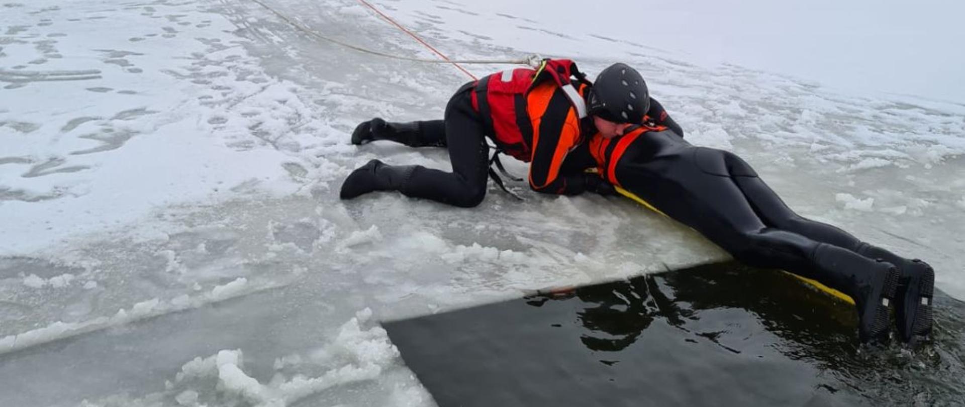 Zamarznięty staw przy miejscowości Nowiniec. W stawie wykonany jest otwór w lodzie, w którym ćwiczą z zakresu ratownictwa na lodzie strażacy z jednostki ratowniczo- gaśniczej z Lubska. 