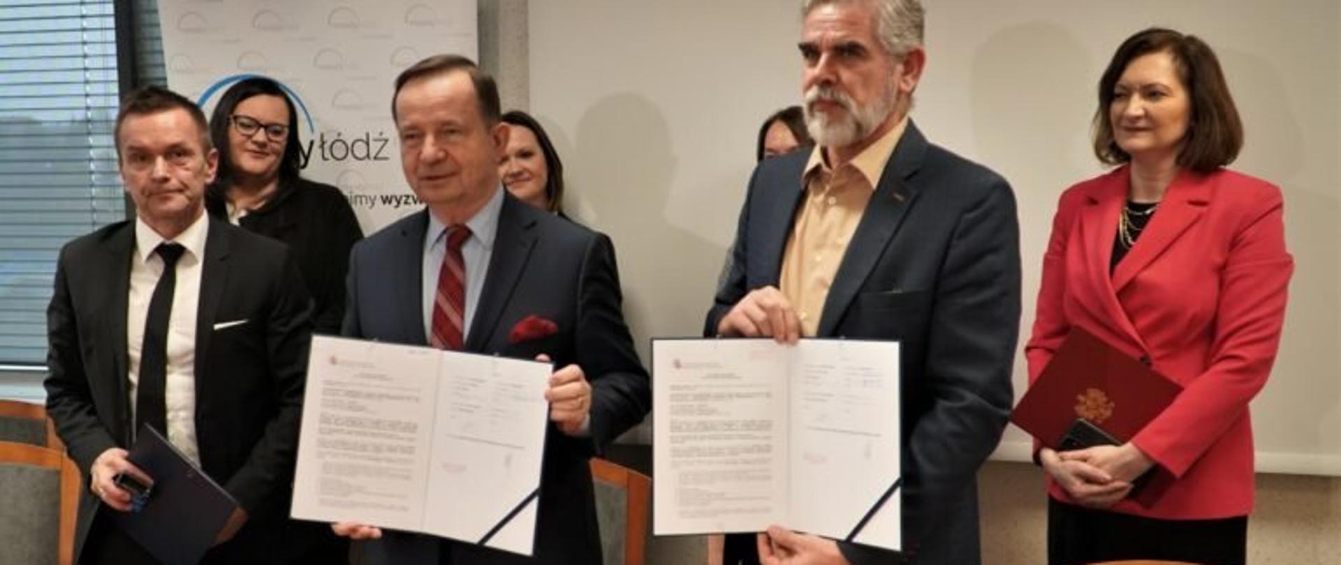 Sygnatariusze umowy na mostu na rzece San prezentują egzemplarze dokumentu