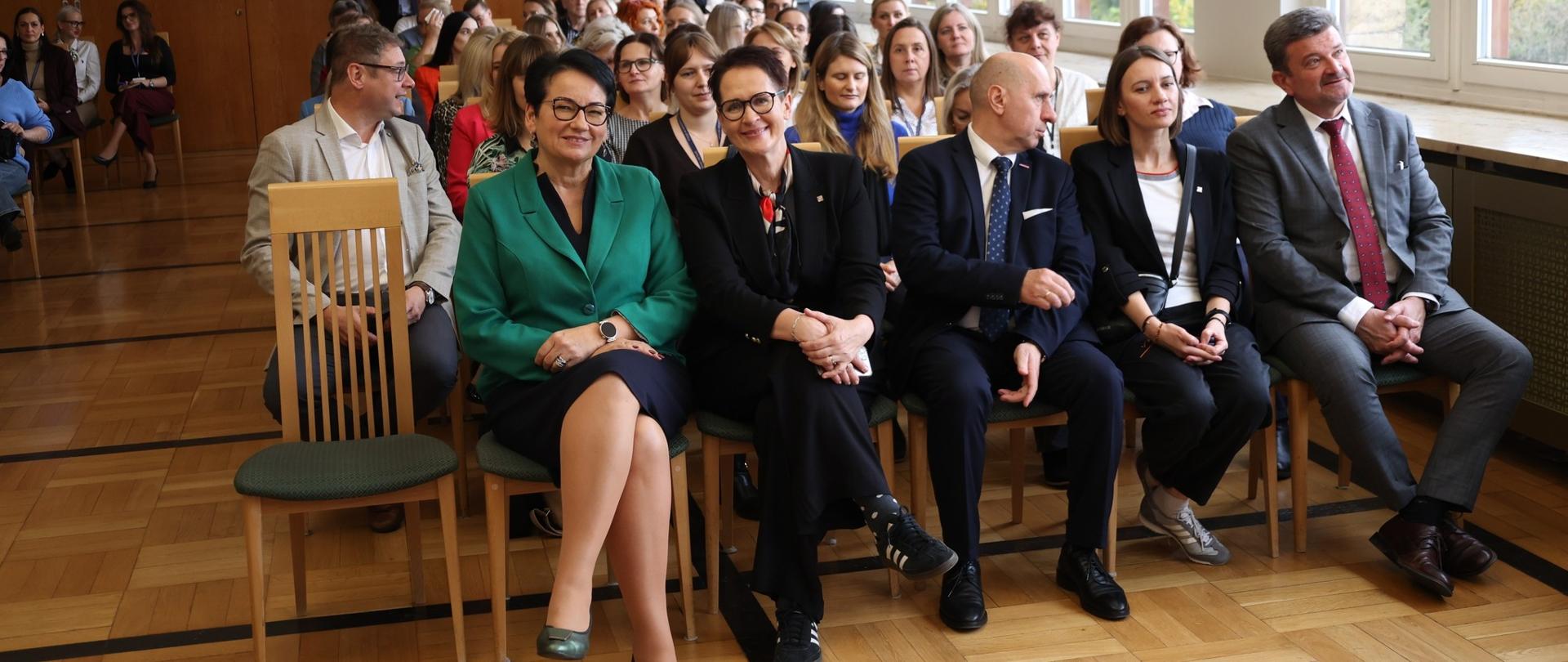 Pani Minister Anita Noskowska-Piątkowska odwiedziła Opolski Urząd Wojewódzki, gdzie spotkała się z Moniką Jurek - Wojewodą Opolskim, wicewojewodami Piotrem Pośpiechem i Sławomirem Gradzikiem, a także z przedstawicielami administracji rządowej i pracownikami OUW.