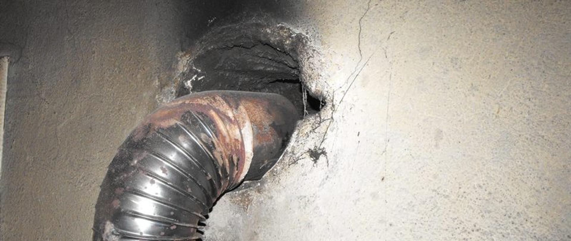 Zdjęcie przedstawia nieszczelny przewód kominowy