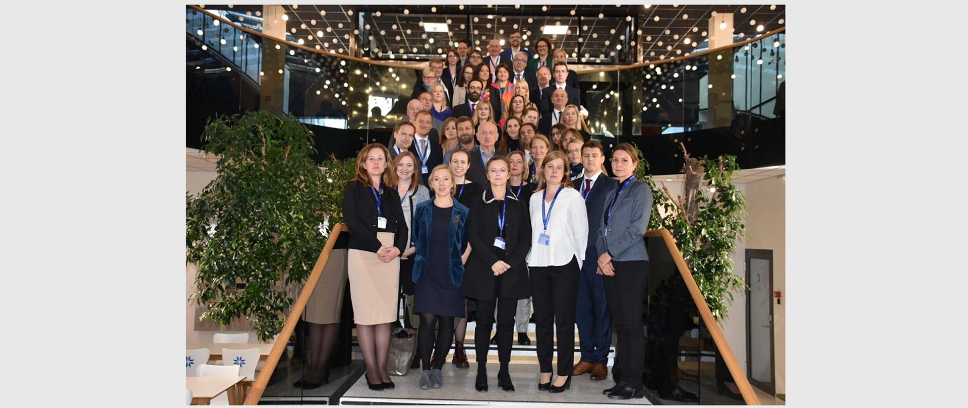 zdjęcie grupowe uczestników Spotkania ekspertów Europejskiej Sieci do Spraw Praw Ofiar
