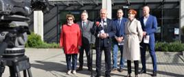 Na tle budynku Lubuskiego Urzędu Wojewódzkiego, przed rzędem mikrofonów stoją: wojewoda Władysław Dajczak, Europoseł Elżbieta Rafalska, Poseł Elżbieta Płonka, zastępca Głównego Inspektora Ochrony Środowiska Marek Surmacz, przewodniczący Rady Miasta Gorzowa Sebastian Pieńkowski i radny Tomasz Rafalski