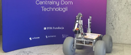 Robot do prac specjalnych - np. rozminowywania - w tle napis Centralny Dom technologii