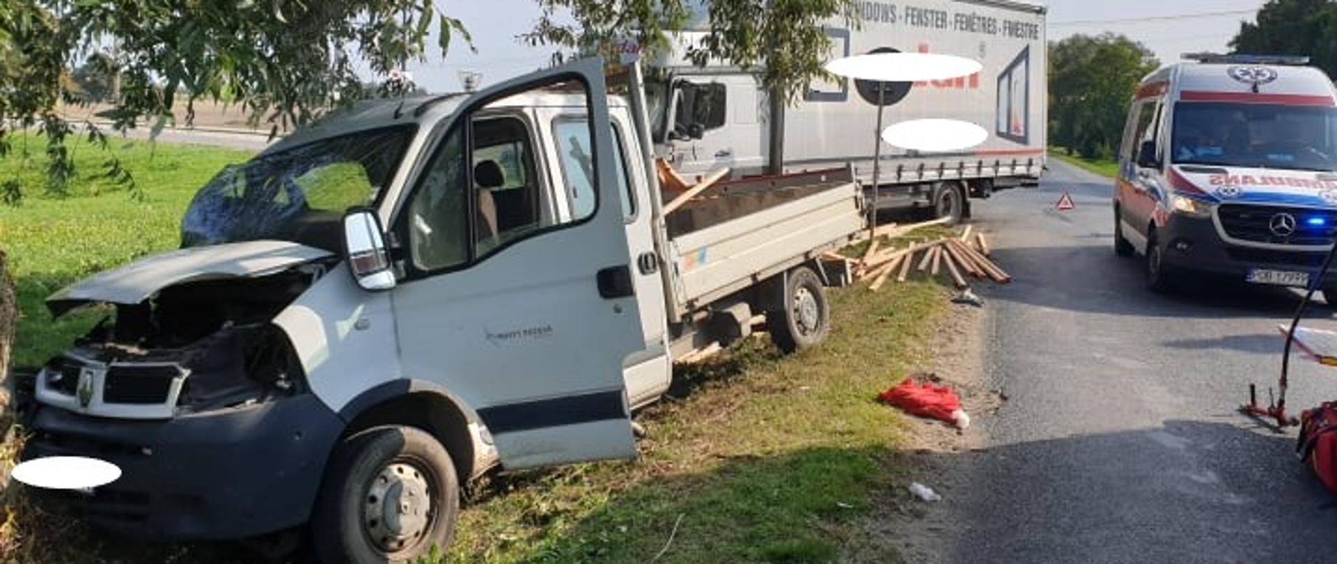 Zdjęcie przedstawia rozbitego busa oraz samochód ciężarowy. 