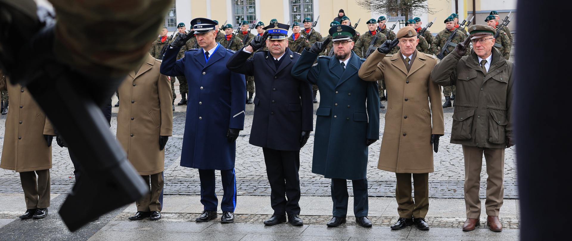106. rocznica wyzwolenia Białegostoku z rąk zaborców - W uroczystościach wziął udział podlaski komendant wojewódzki Państwowej Straży Pożarnej - st. bryg. Janusz Kondrat, który asystował Jackowi Brzozowskiemu Wojewodzie Podlaskiemu podczas złożenia kwiatów. 