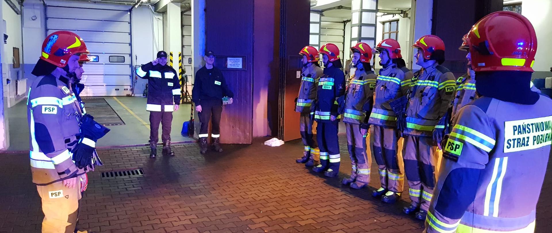 Strażacy na uroczystej zbiórce żegnają kolegę st. ogn. Marka Kowalczyka odchodzącego na zaopatrzenie emerytalne