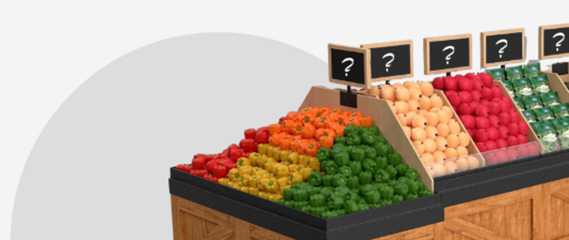 Kolorowy stragan z warzywami i owocami ustawionymi w drewnianych skrzynkach. Na pierwszym planie widać papryki w różnych kolorach, a obok ułożone są jasne i czerwone owoce i warzywa. Nad skrzynkami znajdują się małe tabliczki ze znakami zapytania zamiast cen. 