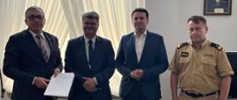 Na zdjęciu widoczny sekretarz stanu w MSWiA pan Maciej Wąsik, szef gabinetu politycznego w MSWiA pan Michał Prószyński, mazowiecki komendant wojewódzki PSP nadbrygadier Jarosław Nowosielski oraz prezes zarządu Wojewódzkiego Funduszu Ochrony Środowiska i Gospodarki Wodnej w Warszawie pan Marek Ryszka.