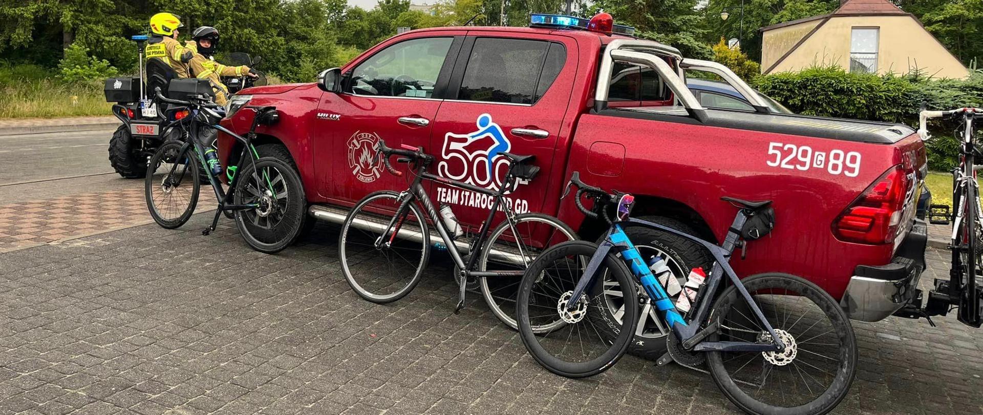 samochód straży pożarnej z naklejką na drzwiach 500 km team Starogard Gd.