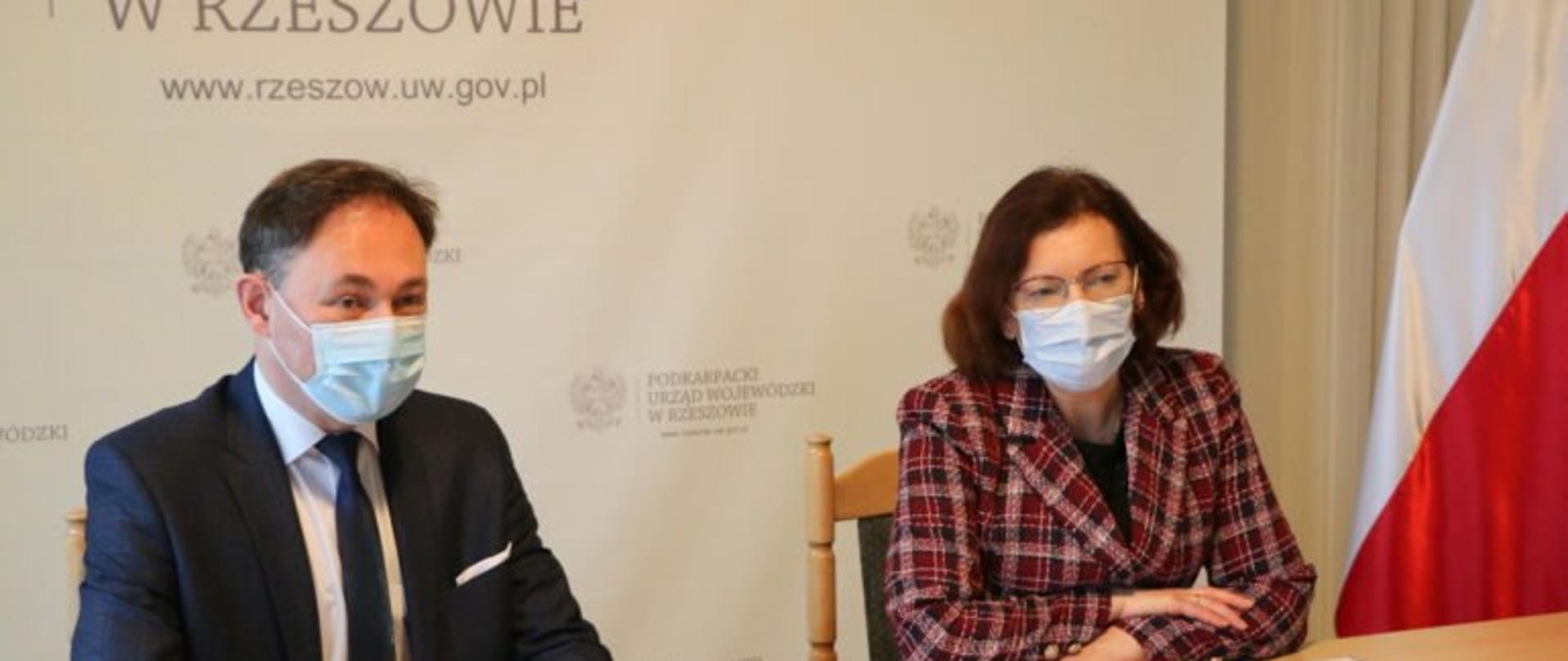 Wojewoda podkarpacki Ewa Leniart i pełnomocnik wojewody podkarpackiego ds. Rodzin Rafał Czupryk otwierają konferencję wychowawczą