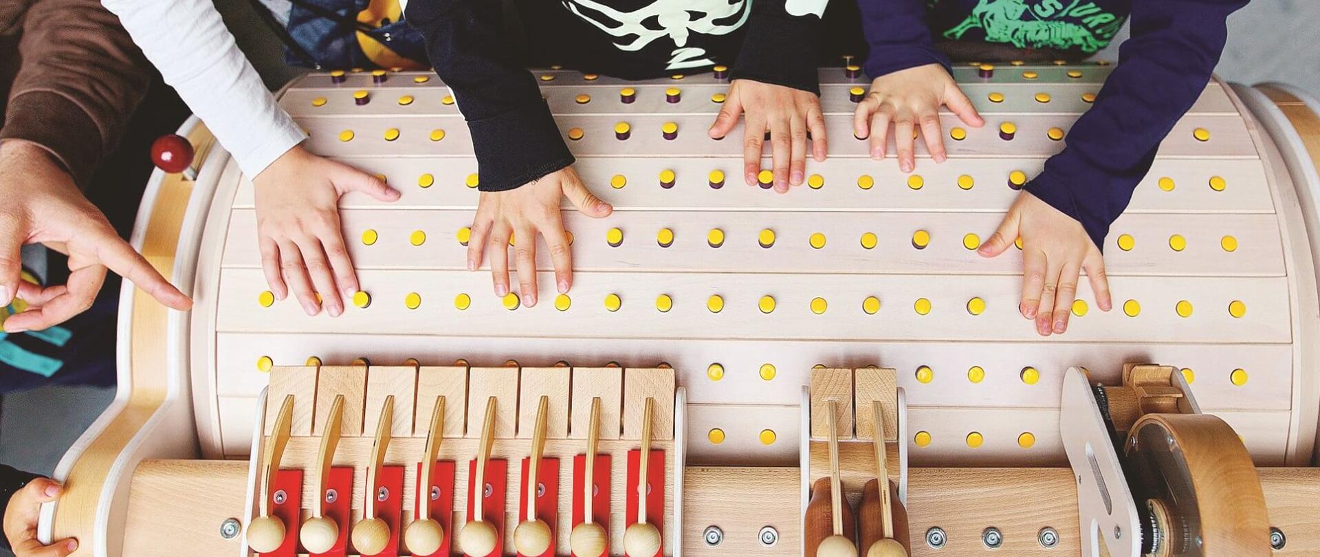 Children during classes with Musicon