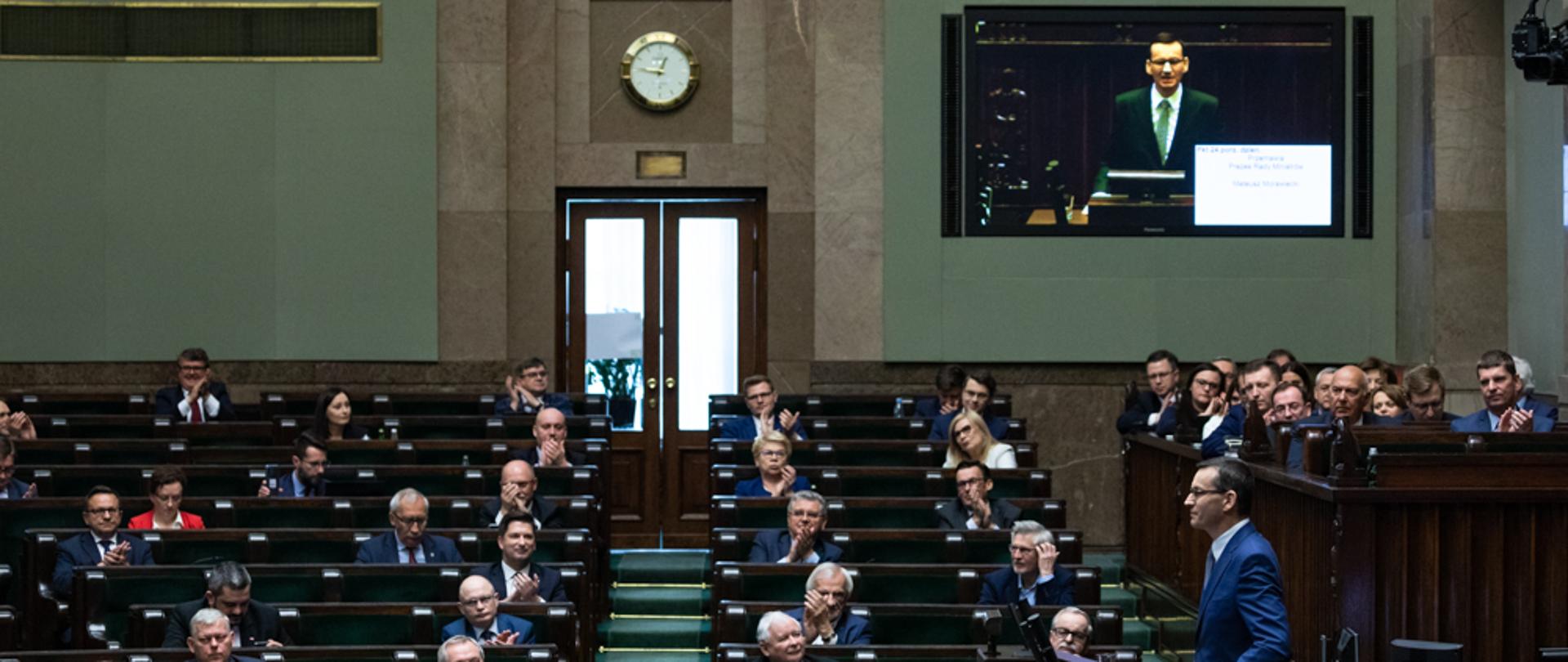 Premier Mateusz Morawiecki podczas wystąpienia w sejmie na mównicy.