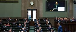 Premier Mateusz Morawiecki podczas wystąpienia w sejmie na mównicy.