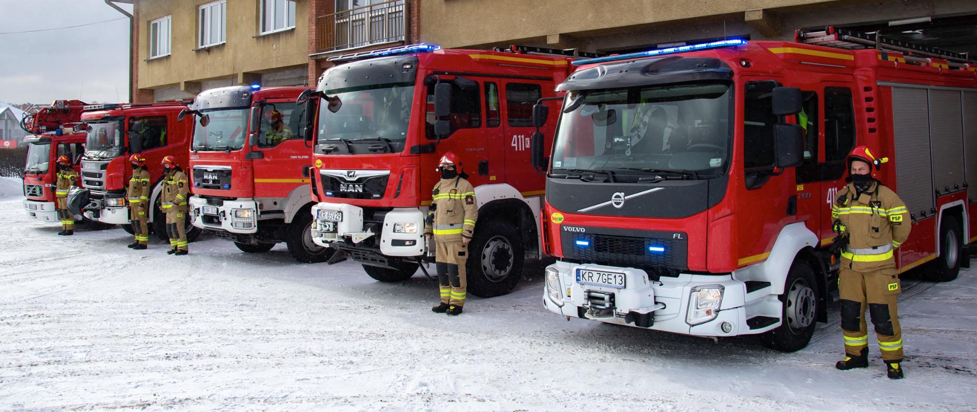 Strażacy z KP PSP w Brzesku wraz z samochodami ratowniczo-gaśniczymi przed budynkiem KP PSP w Brzesku
