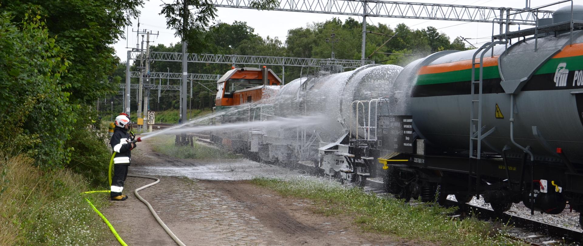 Strażak gasi cysternę