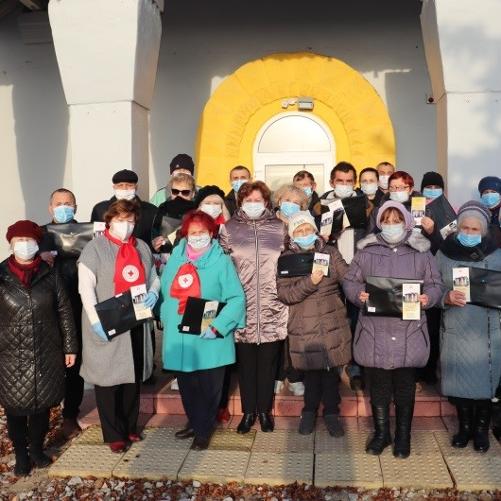 zdjęcie grupowe przed wejściem do budynku 