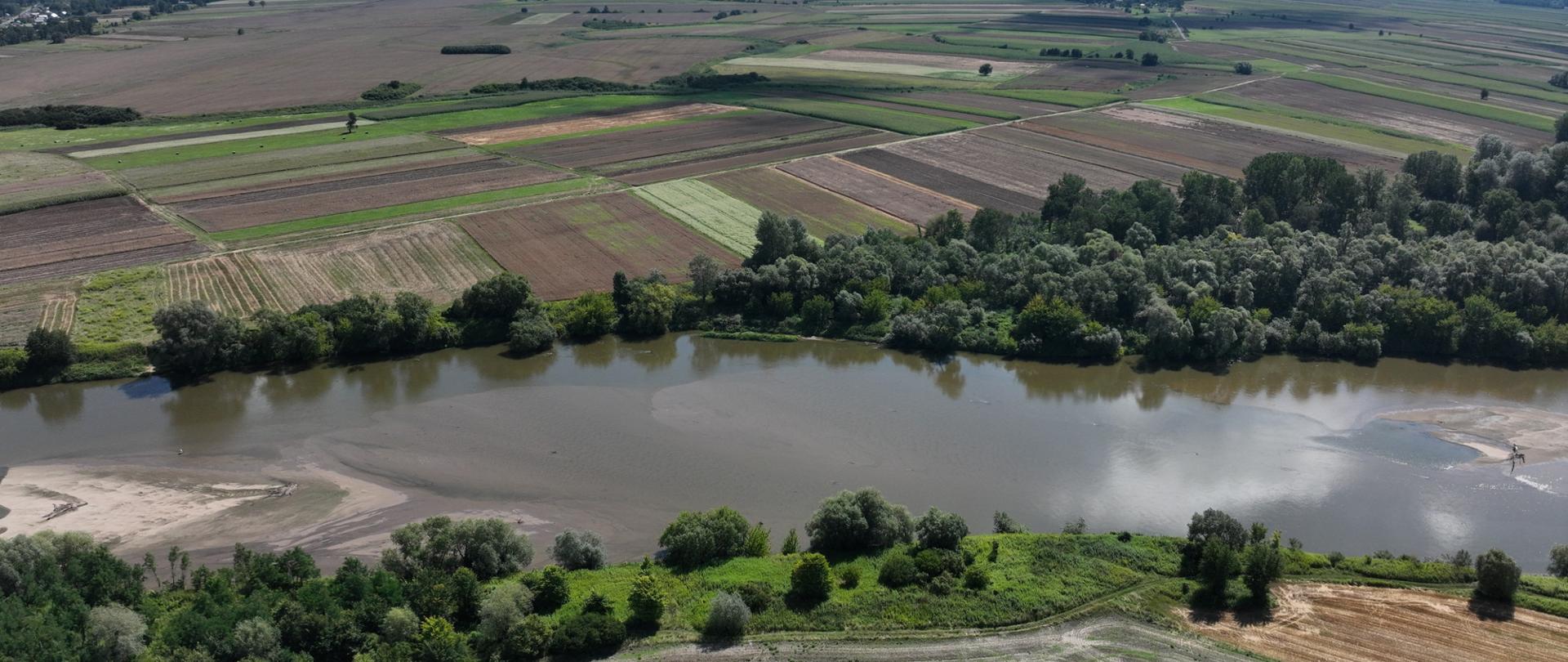 Zielone pola i duże jezioro