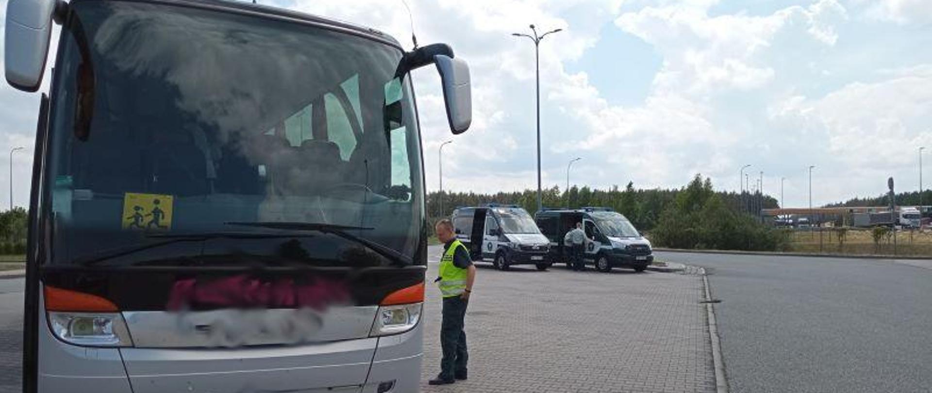 Inspektor ITD podczas kontroli autokaru