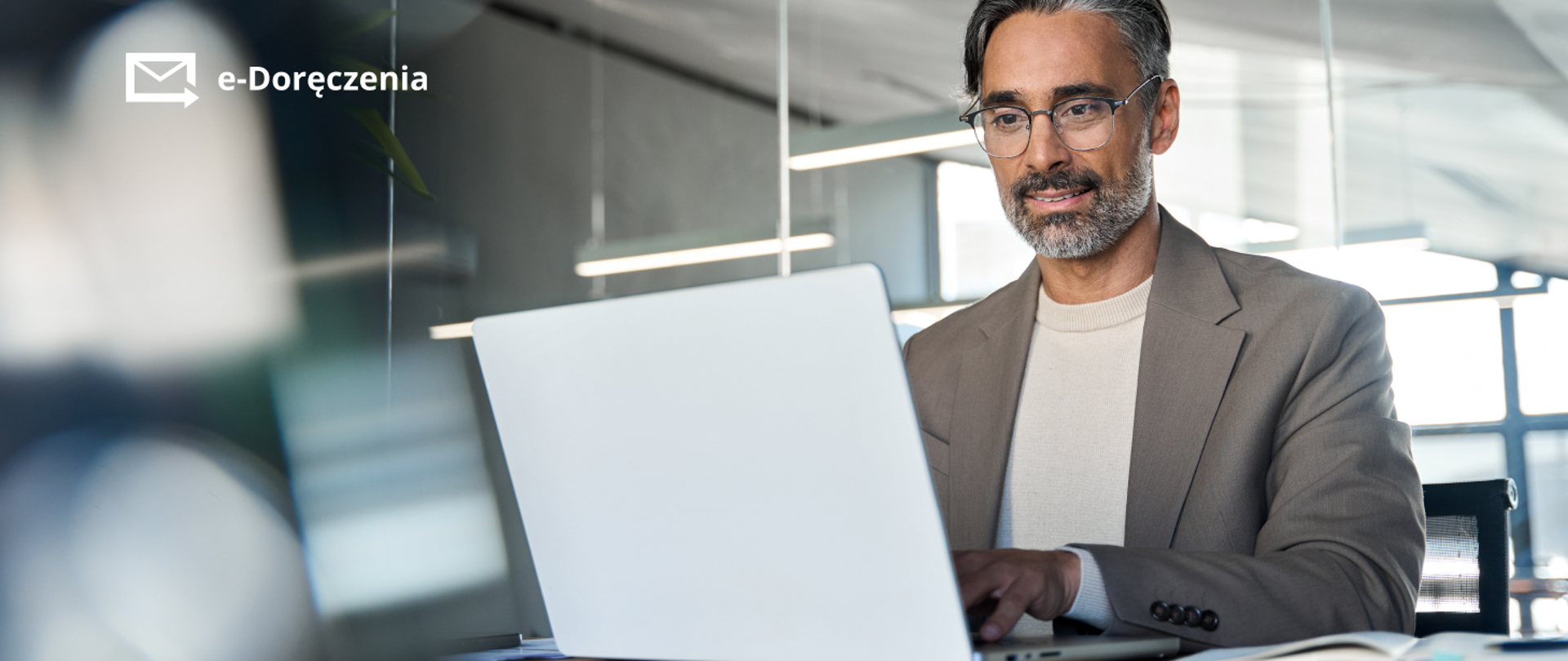 Mężczyzna z laptopem. 