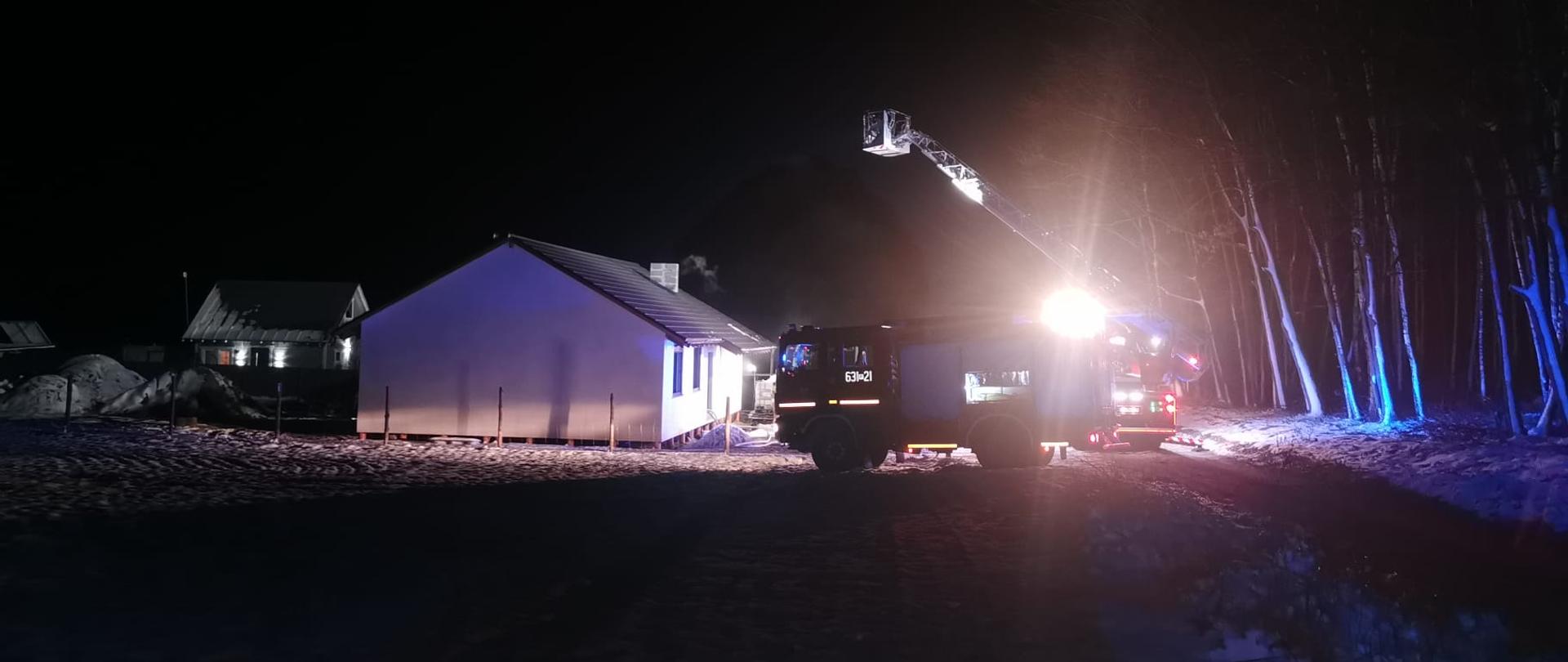 Na zdjęciu widać wozy strażackie na miejscu akcji 