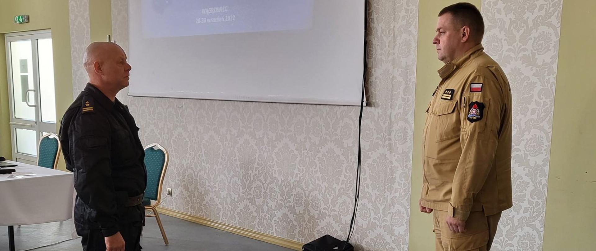 składanie meldunku strażakowi przez drugiego strażaja