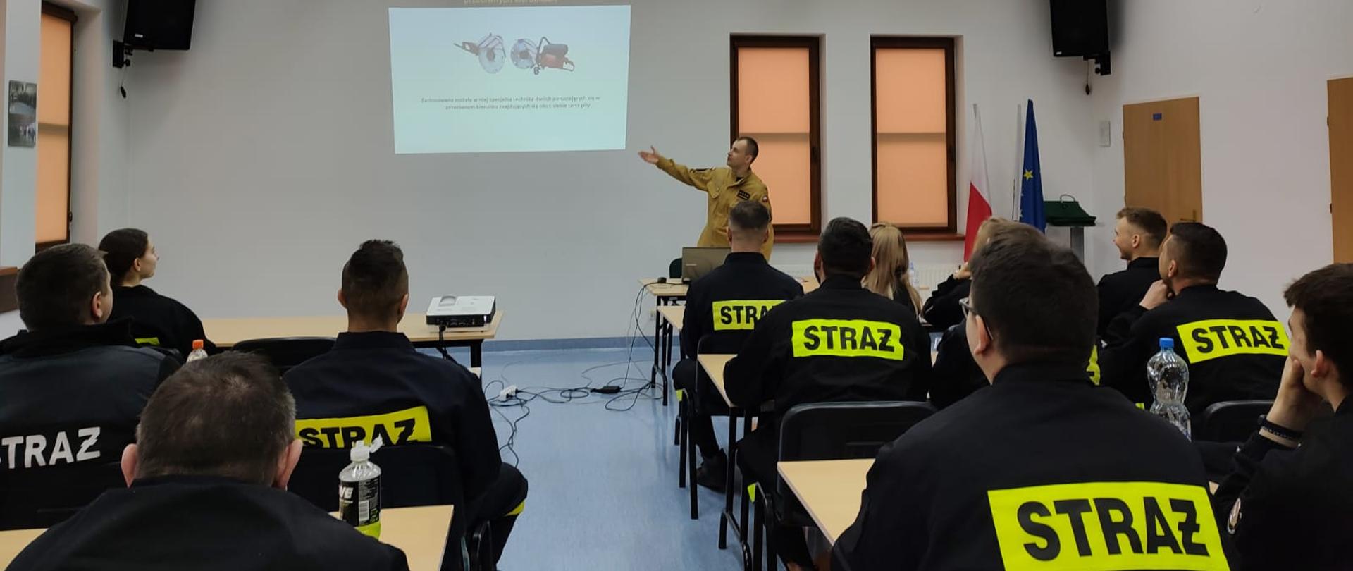 Szkolenie podstawowe strażaków ratowników OSP 1.2023 - druhowie OSP podczas zajęć nabywają umiejętności i kwalifikacje niezbędne do bezpośredniego udziału w działaniach ratowniczo gaśniczych