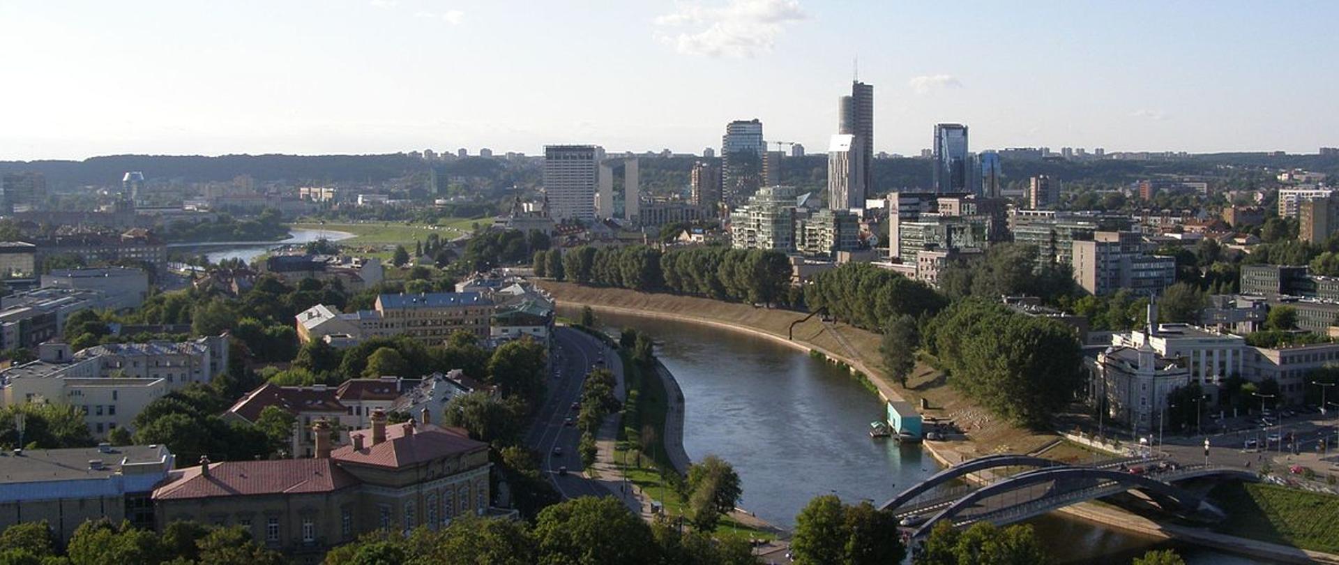 Panorama Wilna, przedzielone rzeką dwie części miasta z lotu ptaka.