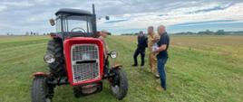 Funkcjonariusze wraz z rolnikiem na polu