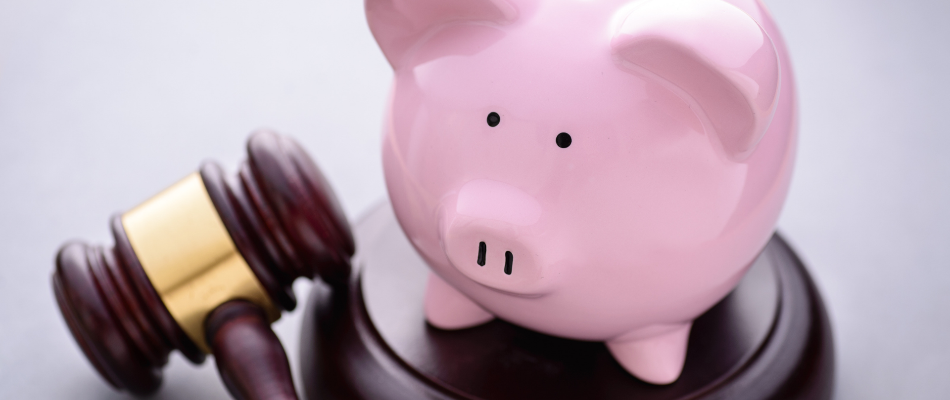 Młotek do licytacji i skarbonka