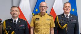 zdjęcie grupowe zastępcy komendanta głównego PSP , wielkopolskiego komendanta wojewódzkiego PSP oraz nowo powołanego zastępcy wielkopolskiego komendanta wojewódzkiego PSP