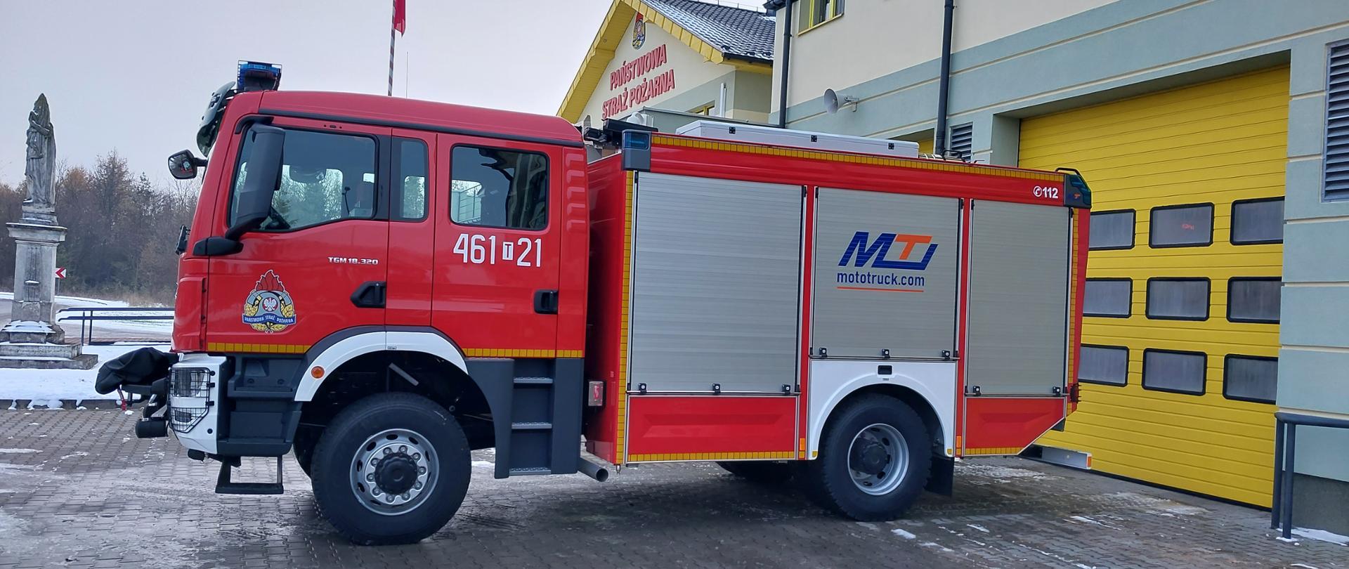 Pojazdy ratowniczo – gaśnicze na tle budynku strażnicy JRG PSP w Pińczowie