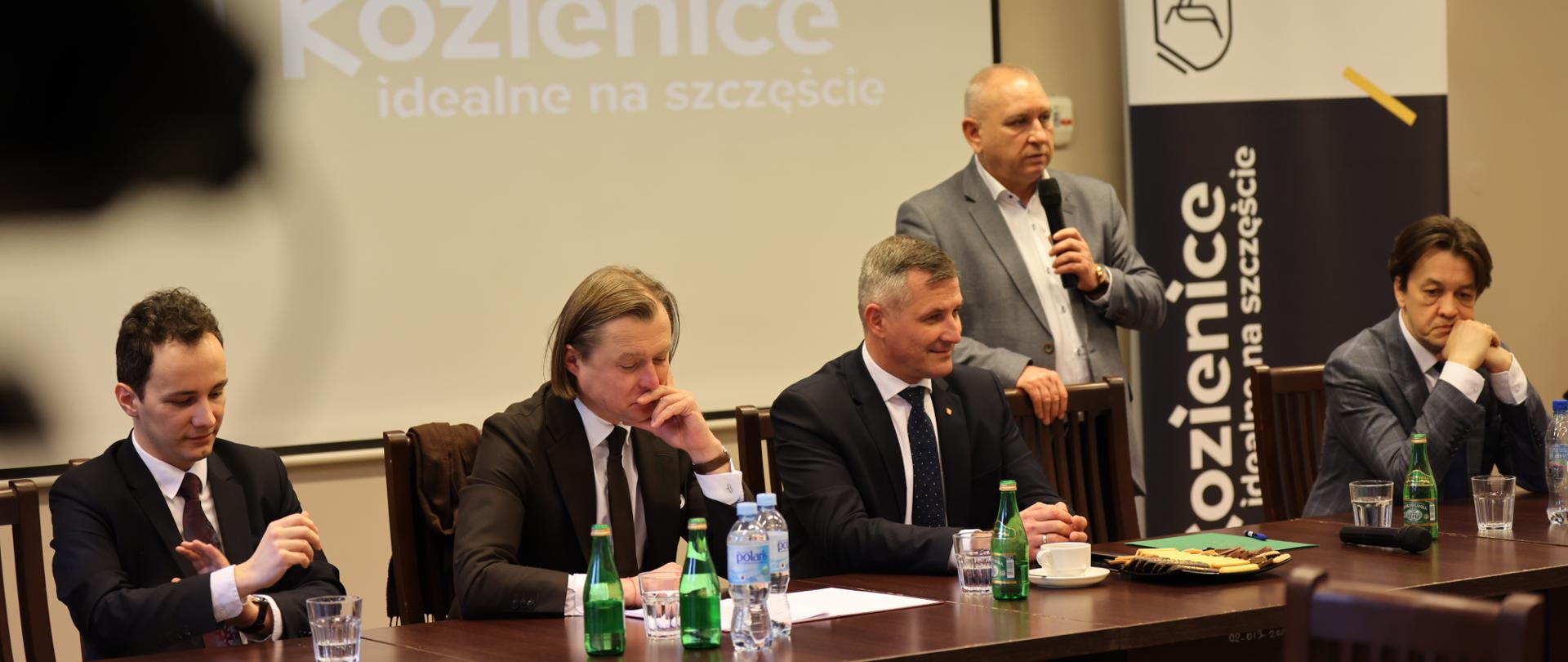 Na zdjęciu widać mężczyzn