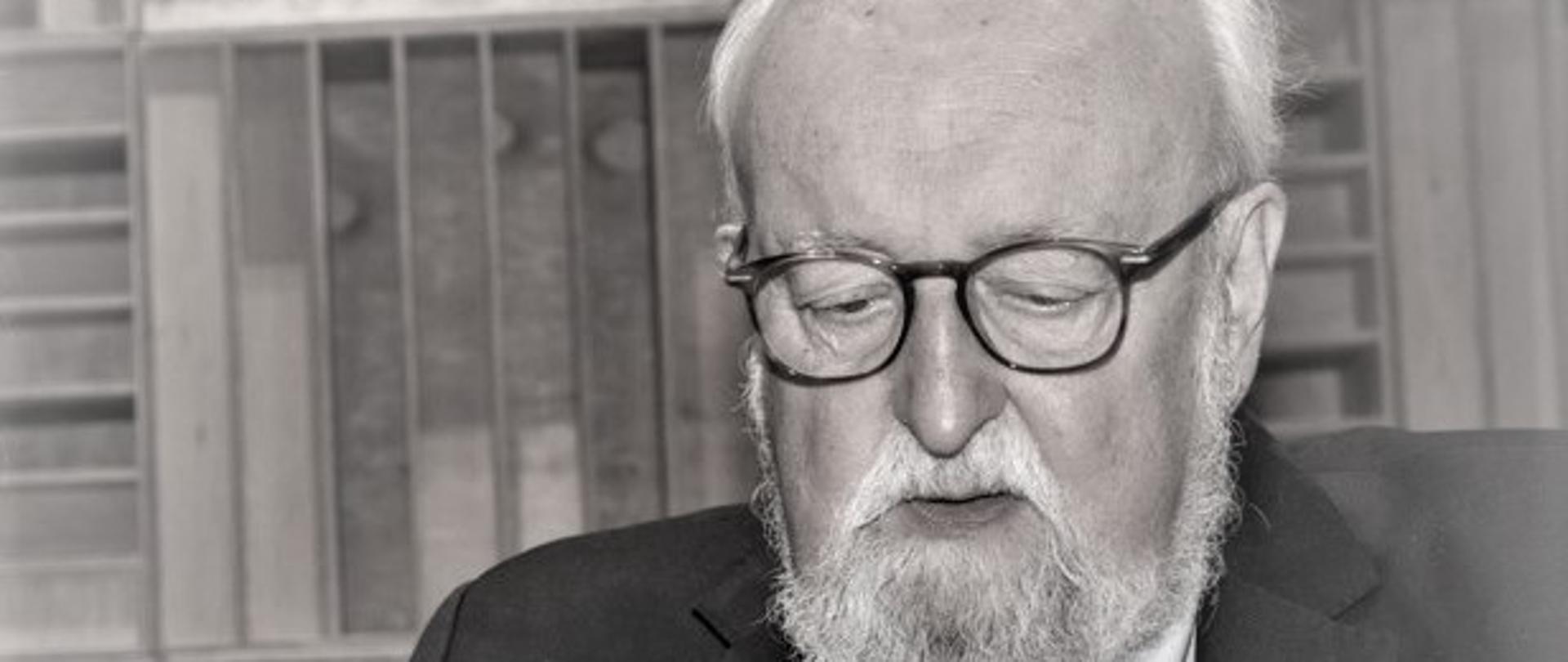 Zdjęcie przedstawiające profesora Krzysztofa Pendereckiego w kolorze sepii