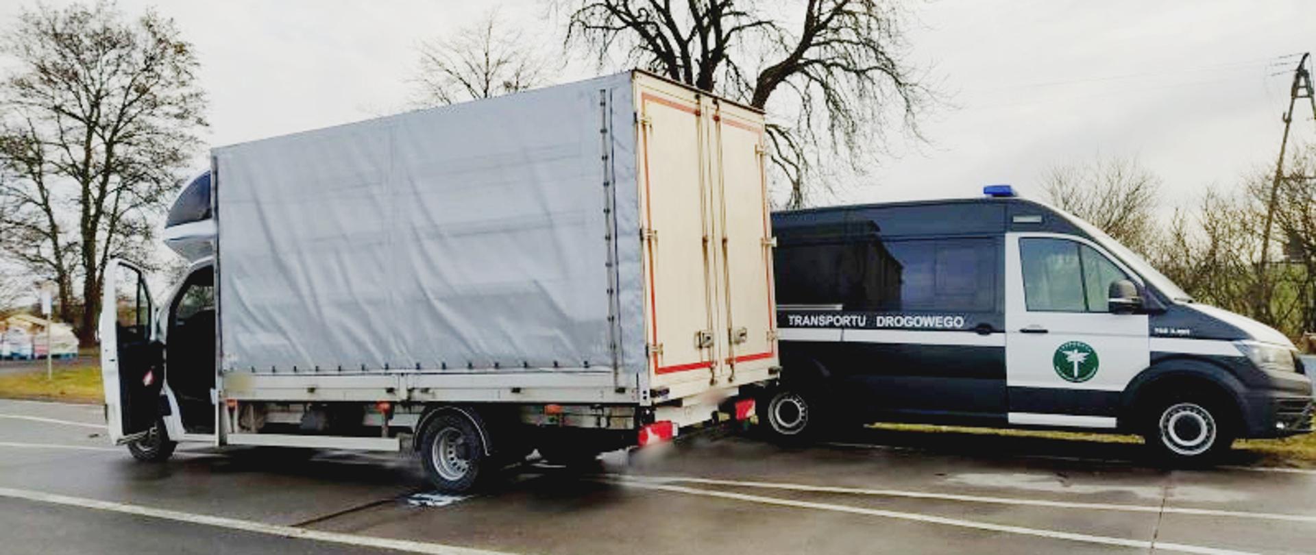 Jeden z dostawczaków podczas ważenia. Na pierwszym planie zatrzymany pojazd, za nim radiowóz ITD.