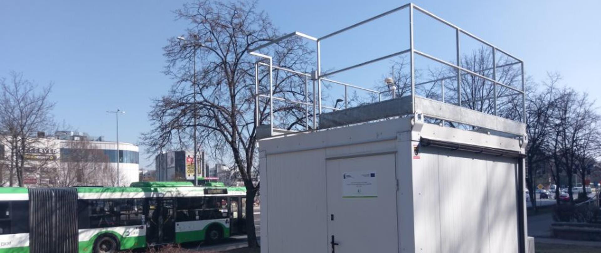 Stacja monitoringu powietrza, w tle autobus